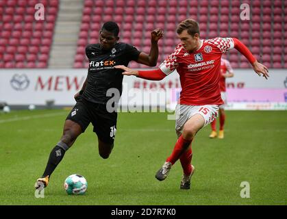 Magonza, Germania. 24 Ott 2020. Luca Kilian (R) di FSV Mainz 05 vies con Breel Embolo di Borussia Moenchengladbach durante una partita di calcio tedesca della Bundesliga tra Borussia Moenchengladbach e FSV Mainz 05 a Mainz, Germania, 24 ottobre 2020. Credit: Ulrich Hufnagel/Xinhua/Alamy Live News Foto Stock