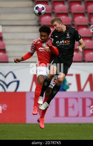 Magonza, Germania. 24 Ott 2020. Jean-Paul Boetius (L) di FSV Mainz 05 vies per una testata con Christoph Kramer di Borussia Moenchengladbach durante una partita di calcio tedesca della Bundesliga tra Borussia Moenchengladbach e FSV Mainz 05 a Mainz, Germania, 24 ottobre 2020. Credit: Ulrich Hufnagel/Xinhua/Alamy Live News Foto Stock