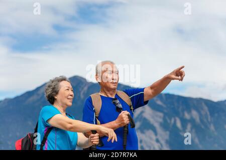 felice asian coppia anziana trekking in natura Foto Stock