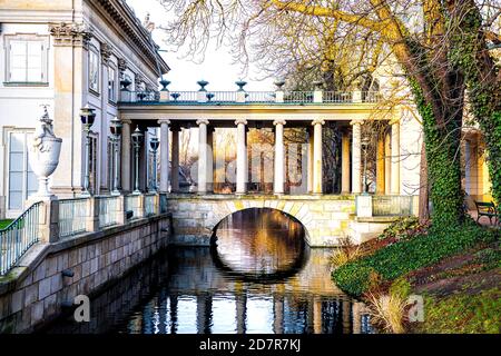 Warszawa Lazienki nel Parco dei bagni reali con palazzo storico sull'edificio dell'isola e luce solare nel laghetto al tramonto a Varsavia, Polonia con gli alberi si respinge Foto Stock