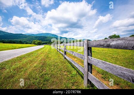 Fattoria strada recinzione Closeup a Roseland, Virginia vicino Blue Ridge parkway montagne in estate con idilliaco paesaggio rurale campagna nella contea di Nelson Foto Stock