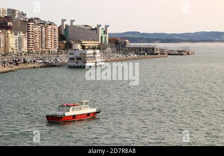 Traghetto nella baia di Santander Cantabria Spagna in una mattinata di sole con il Royal Maritime Club edificio e il Festival Palace Foto Stock