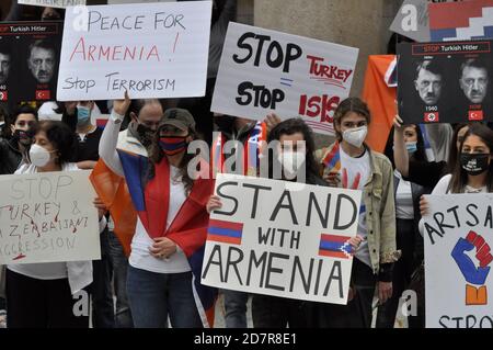 Boston, Massachusetts, Stati Uniti. 24 Ott 2020. Armeno-Americani radunano e protestano gli attacchi azerbaigiani e turchi e l'aggressione alla Repubblica di Artsakh, Nagorno Karabakh, in un'azione silenziosa alla Faneuil Hall e al mercato di Quincy a Boston. Turisti e gente del posto fuori per un ultimo giorno caldo dell'autunno nonostante il Covid-19 Pandemic finalmente interagì con i dimostranti dopo aver letto i segni informativi sulla crisi iniziata con il 27 settembre, Attacco alla Repubblica di Artsakh da parte delle forze azere che vogliono riprendere la terra con un'azione militare. (Credit Image: © Kenneth Martin/ Foto Stock