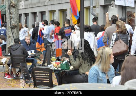 Boston, Massachusetts, Stati Uniti. 24 Ott 2020. Armeno-Americani radunano e protestano gli attacchi azerbaigiani e turchi e l'aggressione alla Repubblica di Artsakh, Nagorno Karabakh, in un'azione silenziosa alla Faneuil Hall e al mercato di Quincy a Boston. Turisti e gente del posto fuori per un ultimo giorno caldo dell'autunno nonostante il Covid-19 Pandemic finalmente interagì con i dimostranti dopo aver letto i segni informativi sulla crisi iniziata con il 27 settembre, Attacco alla Repubblica di Artsakh da parte delle forze azere che vogliono riprendere la terra con un'azione militare. (Credit Image: © Kenneth Martin/ Foto Stock