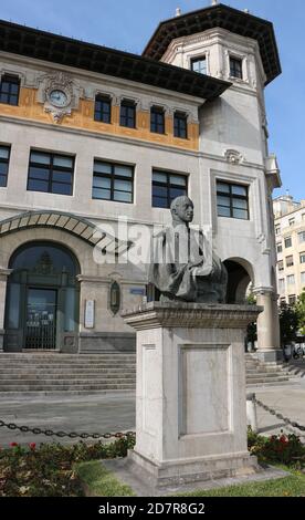 Busto statua di bronzo di re Alfonso il tredicesimo di Spagna In Plaza Afonso XIII di fronte al principale Ufficio postale di Santander Cantabria Spagna Foto Stock