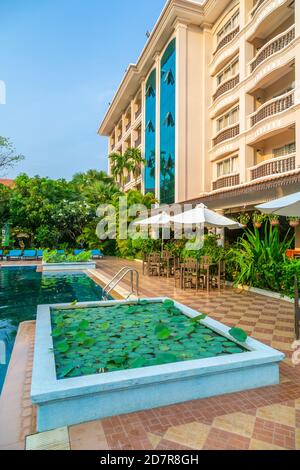 L'area della piscina presso il Somadevi Hotel vicino Angkor Wat, Cambogia, Asia. Foto Stock