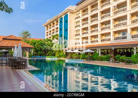 L'area della piscina presso il Somadevi Hotel vicino Angkor Wat, Cambogia, Asia. Foto Stock