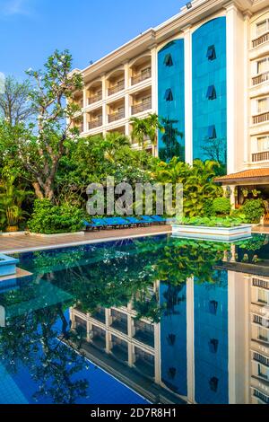 L'area della piscina presso il Somadevi Hotel vicino Angkor Wat, Cambogia, Asia. Foto Stock