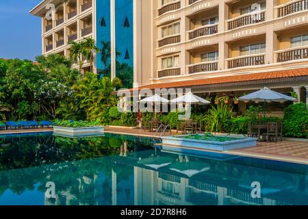 L'area della piscina presso il Somadevi Hotel vicino Angkor Wat, Cambogia, Asia. Foto Stock