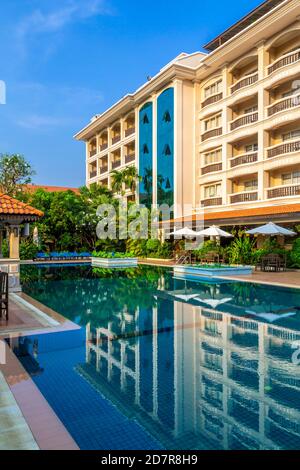 L'area della piscina presso il Somadevi Hotel vicino Angkor Wat, Cambogia, Asia. Foto Stock