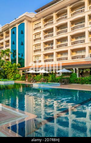 L'area della piscina presso il Somadevi Hotel vicino Angkor Wat, Cambogia, Asia. Foto Stock