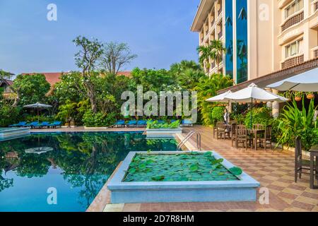 L'area della piscina presso il Somadevi Hotel vicino Angkor Wat, Cambogia, Asia. Foto Stock