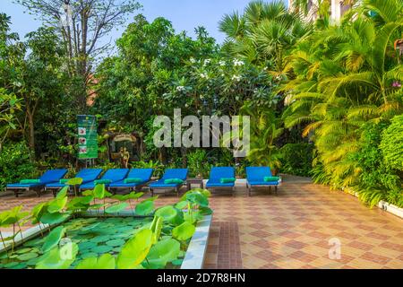 L'area della piscina presso il Somadevi Hotel vicino Angkor Wat, Cambogia, Asia. Foto Stock