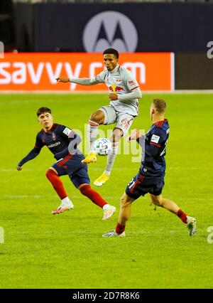 Chicago, USA, 24 ottobre 2020. Major League Soccer (MLS) il difensore dei Red Bulls di New York Kyle Duncan (6) riceve un pass contro il Chicago Fire FC al Soldier Field di Chicago, Illinois, USA. Il gioco si è concluso con un cravatta del 2-2. Credit: Tony Gadomski / All Sport Imaging / Alamy Live News Foto Stock