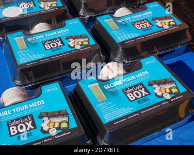 Scatole di blocco farmaci da prescrizione per la distribuzione gratuita. Giorno di richiamo della prescrizione nazionale. Oak Park, Illinois. Foto Stock