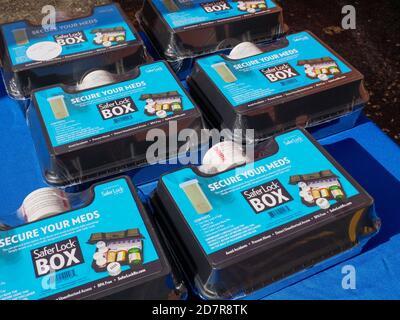Scatole di blocco farmaci da prescrizione per la distribuzione gratuita. Giorno di richiamo della prescrizione nazionale. Oak Park, Illinois. Foto Stock