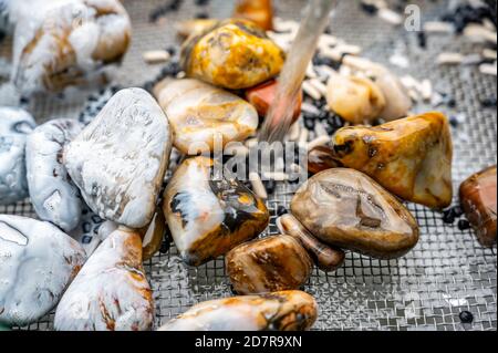 Ultimo passo nella pulizia delle rocce lucidate - hobby comune Foto Stock