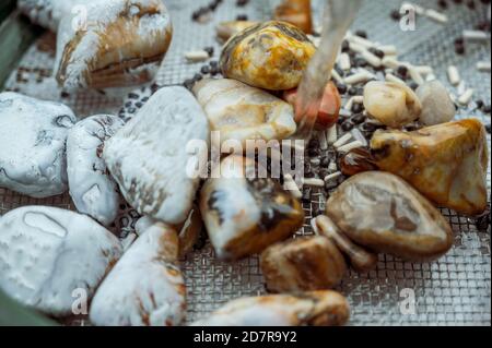 Ultimo passo nella pulizia delle rocce lucidate - hobby comune Foto Stock