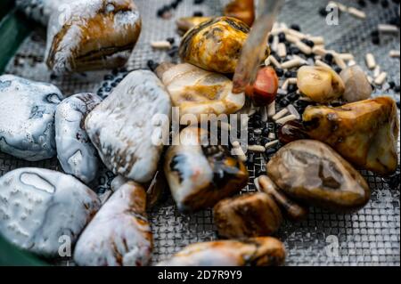 Ultimo passo nella pulizia delle rocce lucidate - hobby comune Foto Stock