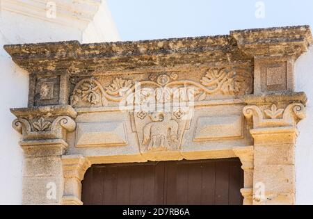 Particolare in pietra di rilievo ornato su una cornice di porta scolpita nel vecchio Lindos, Rodi, Grecia Foto Stock