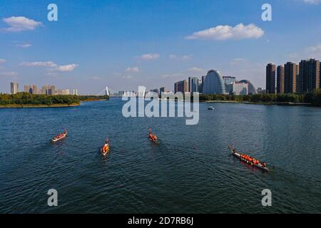 Shengyang, shengyang, Cina. 25 Ott 2020. LiaoningÃ¯Â¼Å'CHINA-otto squadre gareggiano nelle GARE da 100 e 200 metri dei gruppi da 22 e 14 persone al 9° Dragon Boat Grand Prix di Shenyang, provincia di Liaoning, 15 ottobre 2020. Credit: SIPA Asia/ZUMA Wire/Alamy Live News Foto Stock