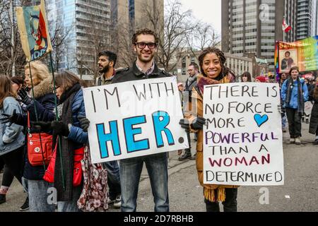 I manifestanti hanno tenuto cartelli che hanno espresso la loro opinione durante la manifestazione. Migliaia di donne e i loro alleati hanno marciato a sostegno della marcia delle donne a Washington. Foto Stock