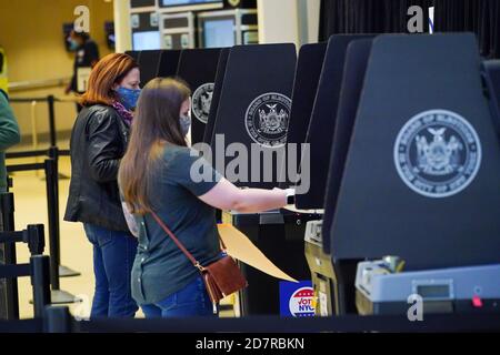 New York, Stati Uniti. 24 Ott 2020. Le persone che indossano maschere facciali hanno espresso i loro voti al Madison Square Garden durante le prime votazioni per l'elezione presidenziale degli Stati Uniti.a causa del coronavirus e le preoccupazioni di allontanamento sociale New York state sta consentendo il voto precoce per la prima volta. Credit: SOPA Images Limited/Alamy Live News Foto Stock