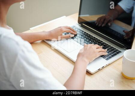 Mani di programmazione donna Foto Stock