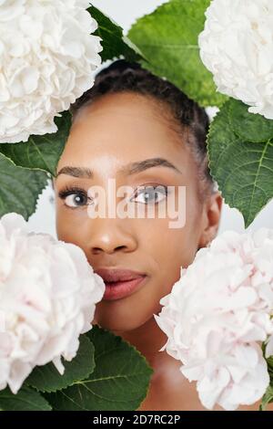 Attraente giovane donna nera Foto Stock