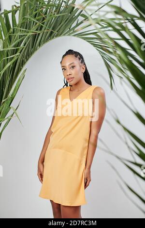 Shy giovane donna Nera Foto Stock