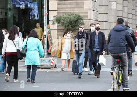 Francoforte, Germania. 24 Ott 2020. I pedoni che indossano maschere si incrociano per strada durante l'epidemia COVID-19 a Berlino, capitale della Germania, 24 ottobre 2020. Credit: Shan Yuqi/Xinhua/Alamy Live News Foto Stock