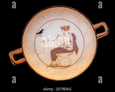 Delphi, Grecia - Ottobre 04 2020: Una targa greca antica al museo Delphi in Grecia Foto Stock