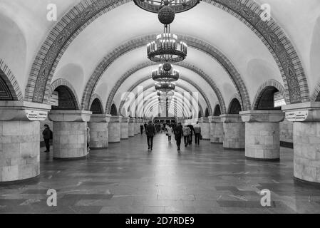 Passeggeri nella stazione della metropolitana Arsenalna, Kiev, Ucraina Foto Stock