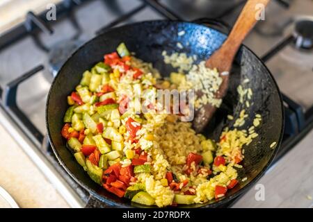 una grande ciotola per pilaf con misto di verdure, cucinando in cucina. riso con fagioli rossi e verdure in padella Foto Stock