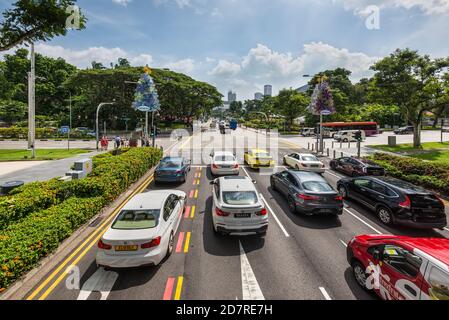 Singapore - 4 dicembre 2019: Traffico all'intersezione di Orchard Rd e Buyong Rd a Singapore. Molte auto e autobus utilizzano la strada nella vita quotidiana. Foto Stock