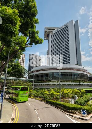 Singapore - 4 dicembre 2019: Scena di strada a Singapore in giornata di sole con il Pan Pacific Hotel a Singapore. Foto Stock