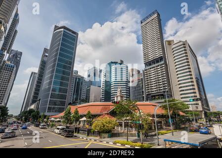 Singapore - 4 dicembre 2019: Scena di strada a Singapore in giornata di sole con il mercato Telok ayer e grattacieli alti su una vista di sfondo a Singapore Foto Stock
