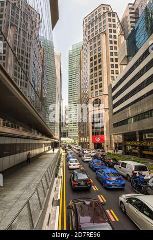 Singapore - 4 dicembre 2019: Scena di strada a Singapore con gli uffici edifici grattacieli alto e il traffico nel centro finanziario di Singapore. Foto Stock