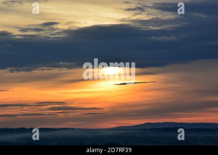 Francia, Haute Garonne, Tolosa regione, alba in una mattina foggy con i colori magnifici e un'atmosfera tipica dell'autunno, l'ora di esquise. Foto Stock