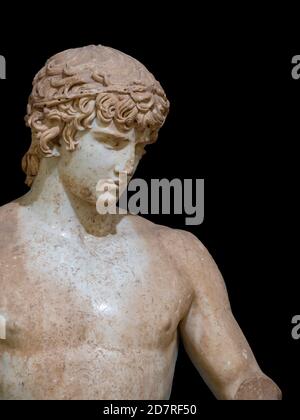 Delphi, Grecia - Ottobre 04 2020: Un antico busto di marmo nel Museo di Delphi Grecia Foto Stock