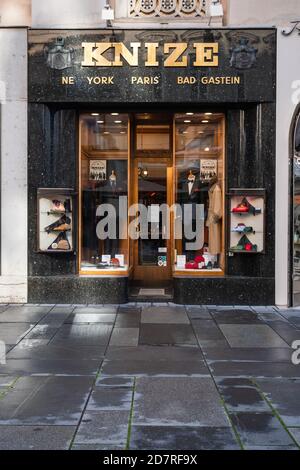 Vienna, Austria - Ottobre 25 2020: Knize e Comp Sailer and Clothing Store Front progettato da Adolf Loos con vetrine per negozi in via Graben. Foto Stock