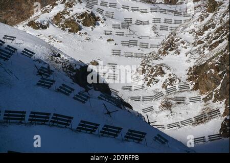 costruzione anti valanghe in alta montagna con neve bianca in inverno sulla stazione sciistica di ricreazione Foto Stock