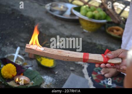 Rituale indù chiamato 'Yagya o Yajnaa'. Eseguito con canti tradizionali di mantra. Foto a Kathmandu, Nepal. Foto Stock