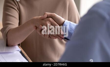 Primo piano degli imprenditori che si occupano della chiusura della trattativa durante la riunione Foto Stock