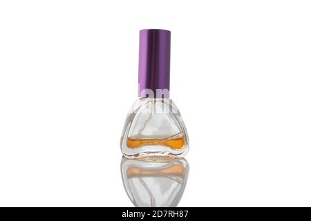 Flacone trasparente con profumo isolato su fondo bianco. Foto Stock