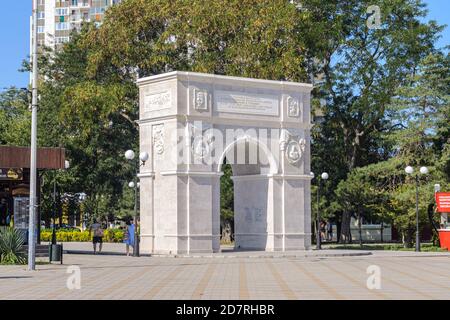 Anapa, Russia - 17 settembre 2020: Arco trionfale sulla piazza del teatro di Anapa Foto Stock