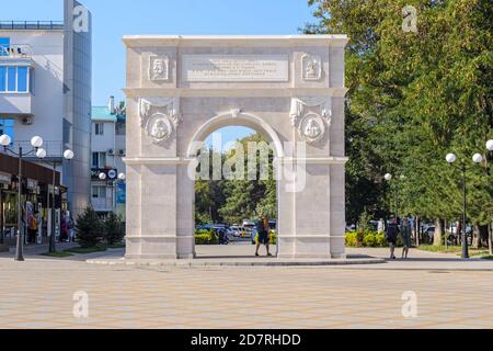 Anapa, Russia - 17 settembre 2020: Arco trionfale in onore della vittoria nella guerra russo-turca in Anapa Foto Stock