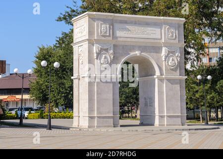 Anapa, Russia - 17 settembre 2020: Vista dell'Arco di Trionfo in onore della vittoria nella guerra russo-turca ad Anapa Foto Stock