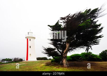 Il faro di Mersey Bluff a Devonport in una giornata misteriosa. Foto Stock