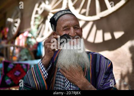 Pechino, la regione autonoma cinese Xinjiang Uygur. 12 giugno 2019. Un uomo anziano si riposa nell'antica città di Kashgar, regione autonoma Xinjiang Uygur della Cina nordoccidentale, 12 giugno 2019. Credit: Zhao GE/Xinhua/Alamy Live News Foto Stock